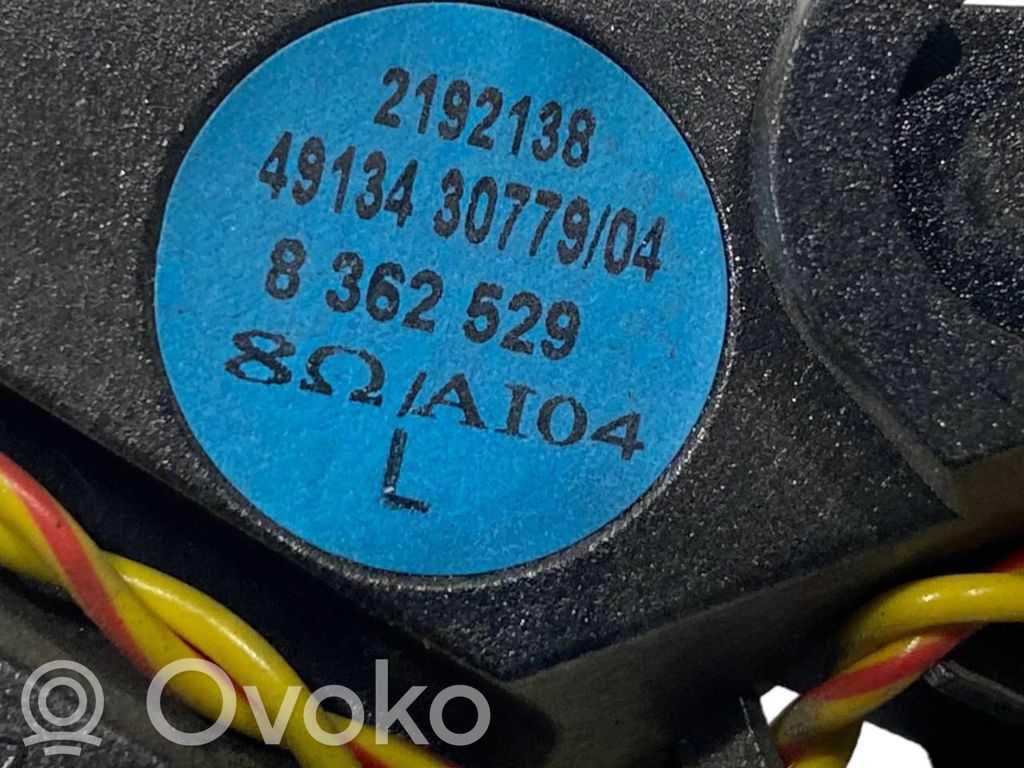 Skaļrunis (-i) priekšējās durvīs