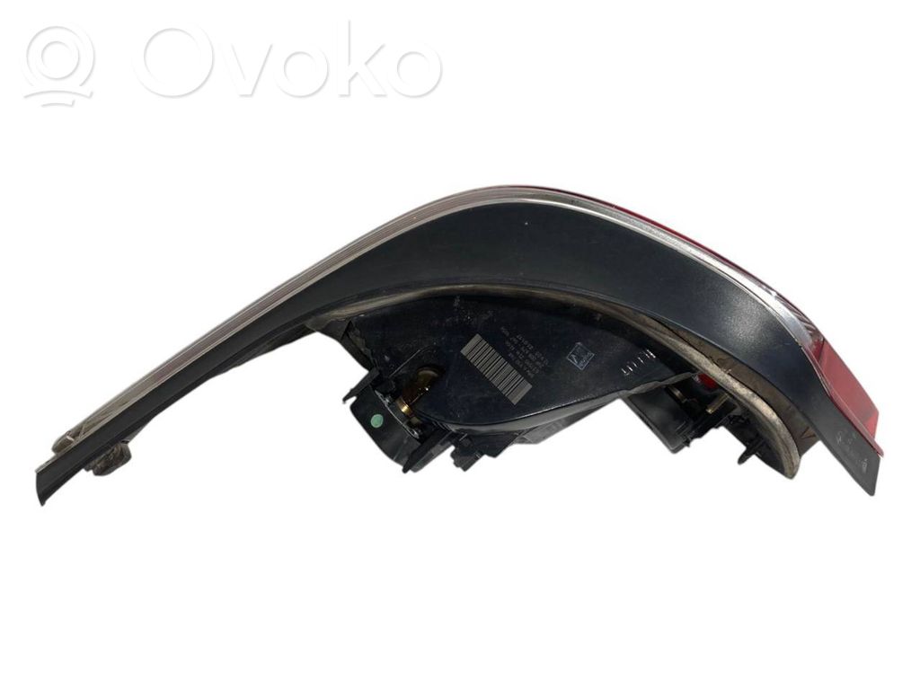 Aizmugurējais lukturis virsbūvē