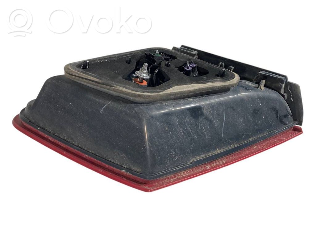 Aizmugurējais lukturis pārsegā