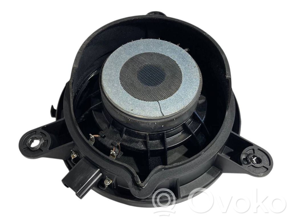 Skaļrunis (-i) pakaļējās durvīs