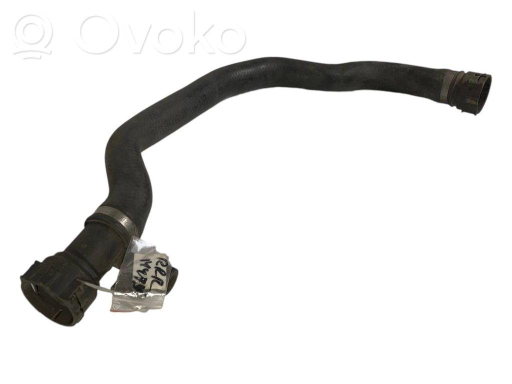 Caurulīte (-es) / šļūtene (-es)