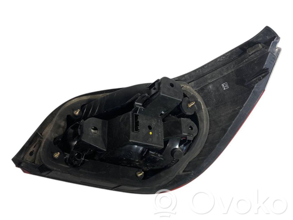 Aizmugurējais lukturis virsbūvē