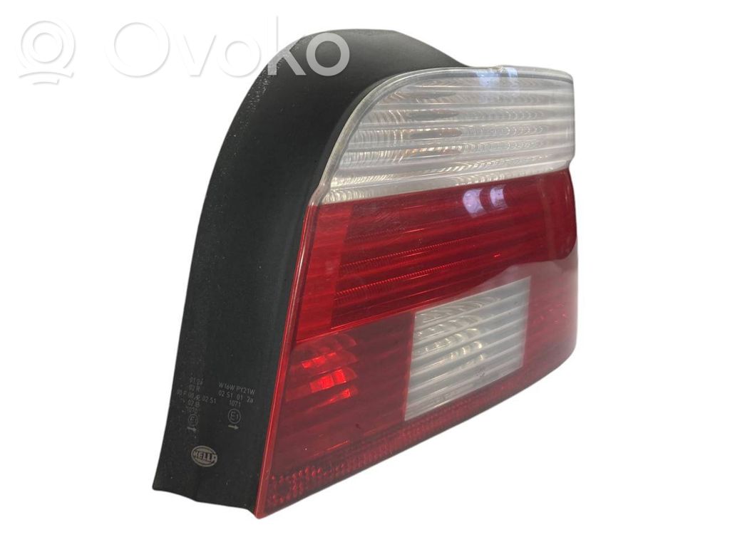 Aizmugurējais lukturis virsbūvē