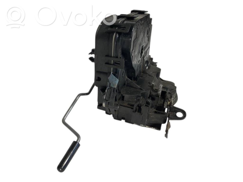 Priekšpusē slēdzene