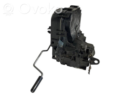 Priekšpusē slēdzene