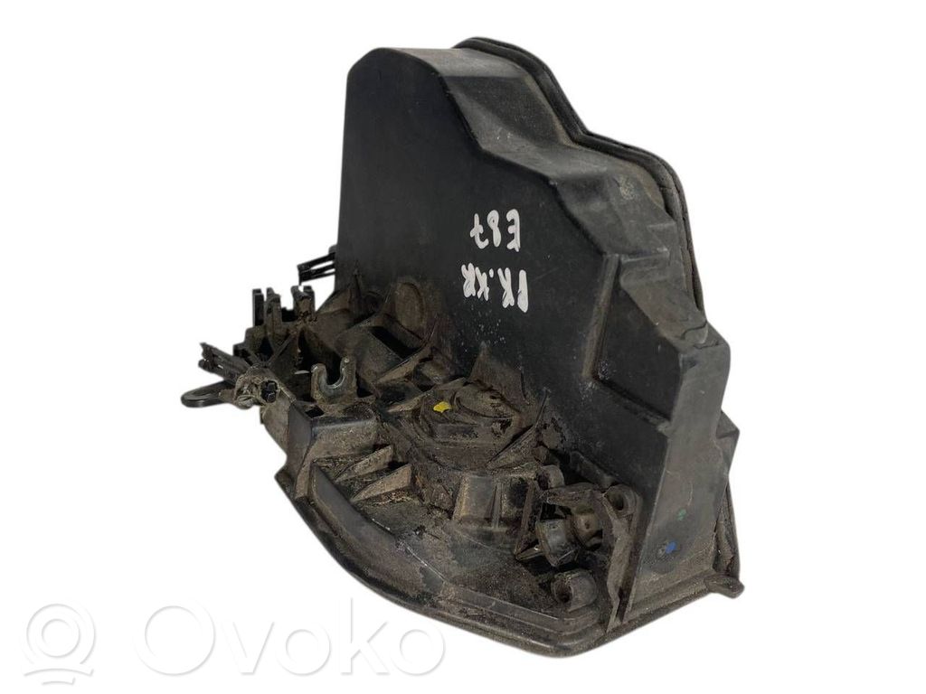 Priekšpusē slēdzene