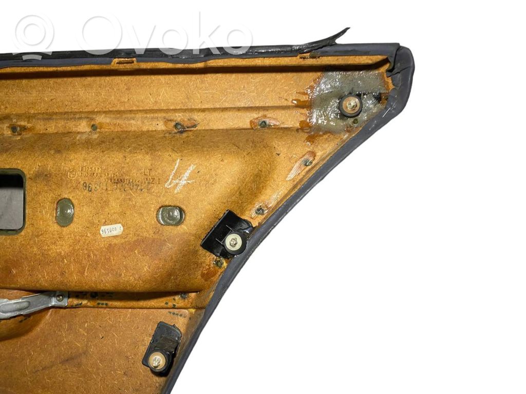 Apšuvums aizmugurējām durvīm