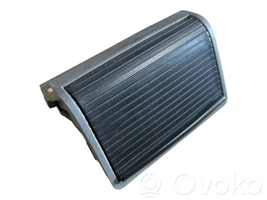 Pelnutrauks (aizmugurē)