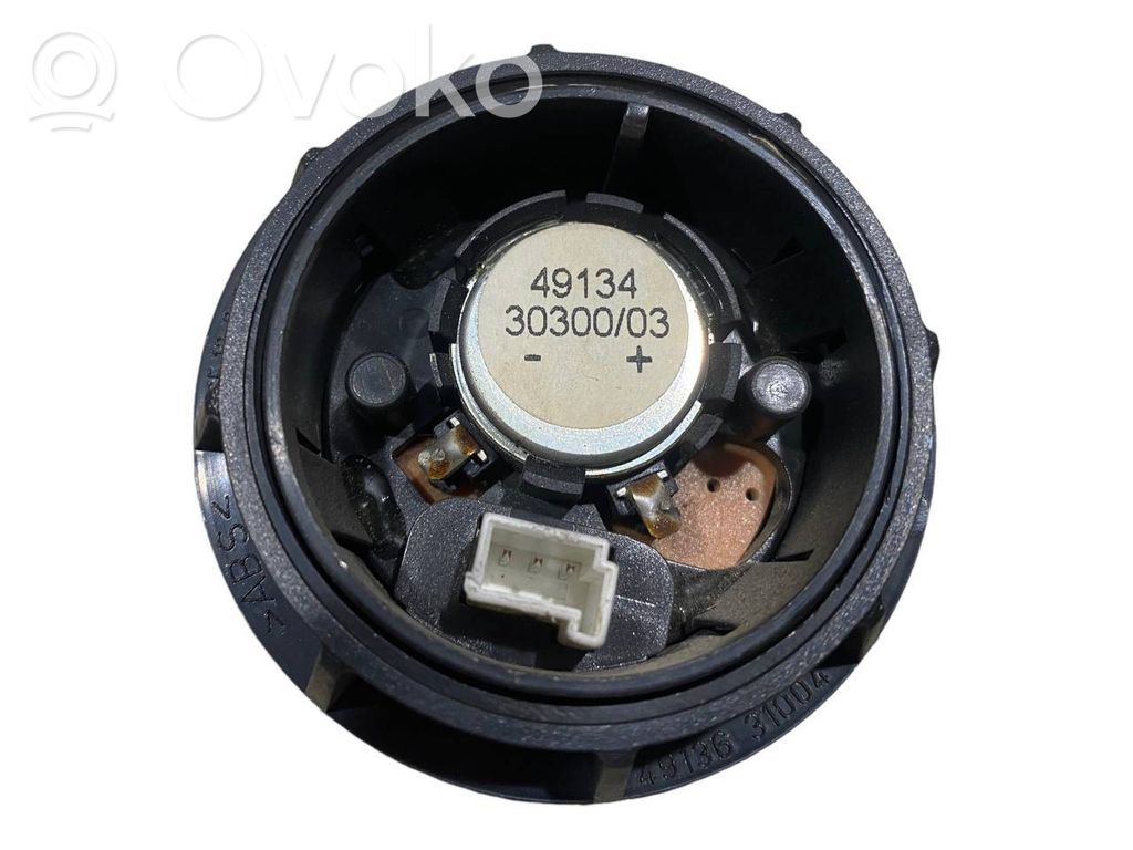 Augsto frekvenču skaļrunis (-i) priekšējās durvīs