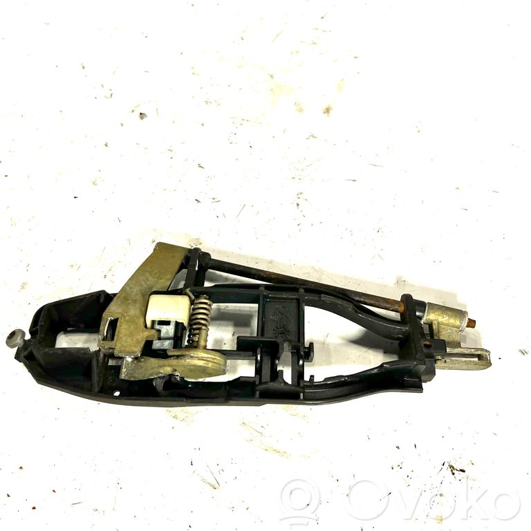 Priekšpusē turētājs / kronšteins ārējam atvēršanas rokturim