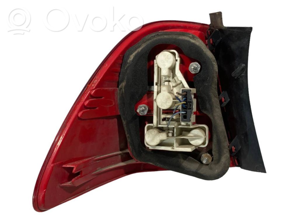 Aizmugurējais lukturis virsbūvē