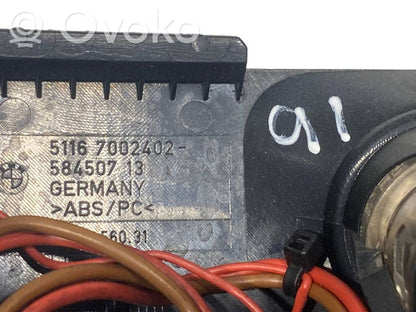 Cigarešu aizdedzināmais aizmugurē