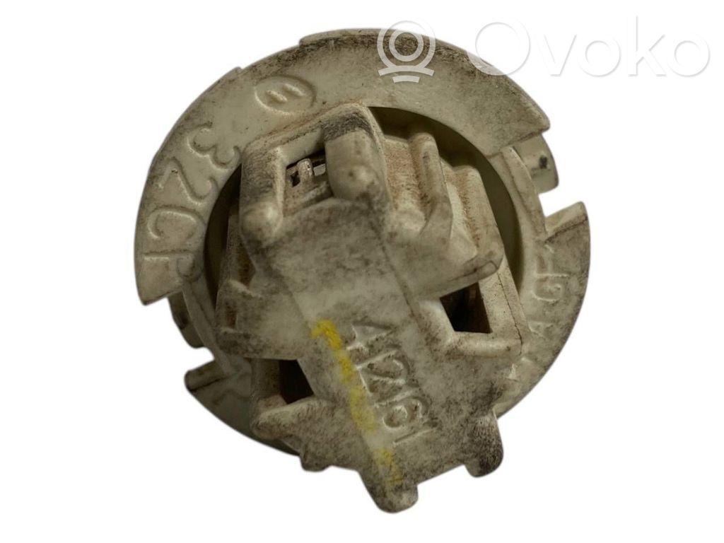 Aizmugures spuldzes vāka turētājs