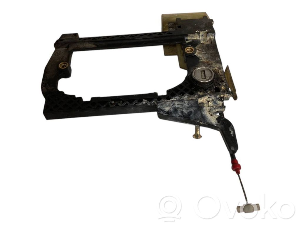 Держатель/кронштейн для внешней ручки открывания спереди