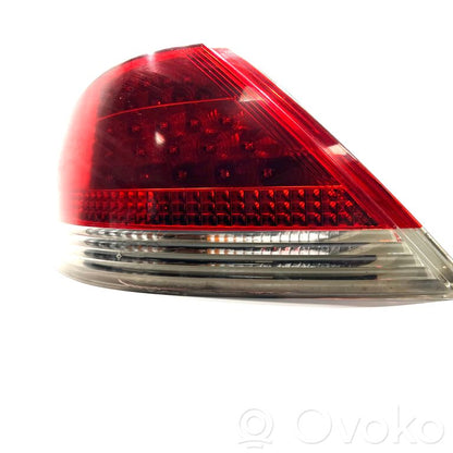 Aizmugurējais lukturis virsbūvē