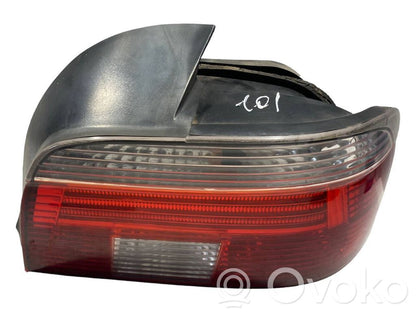 Aizmugurējais lukturis virsbūvē