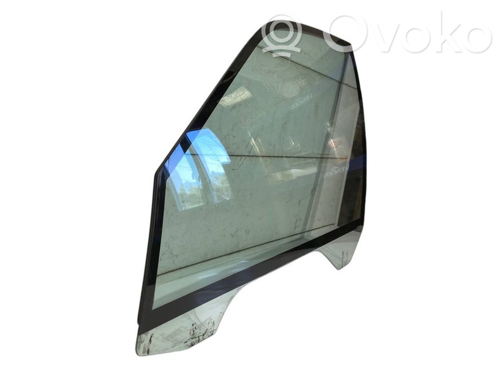 priekšējo durvju stikls (četrdurvju mašīnai)