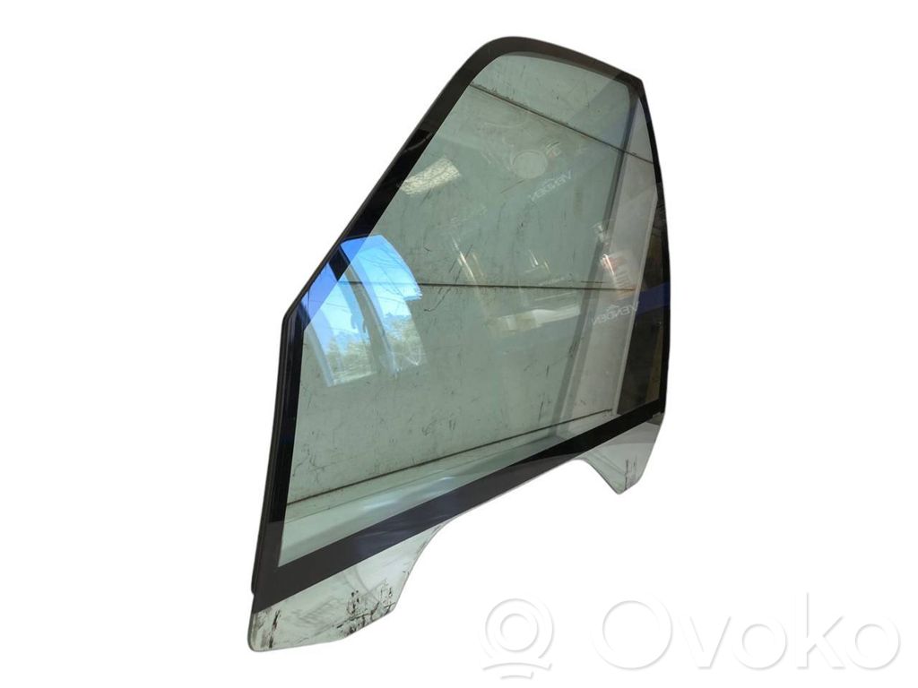 priekšējo durvju stikls (četrdurvju mašīnai)