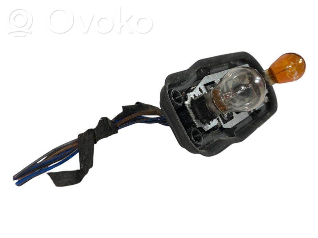 Держатель крышки заднего фонаря