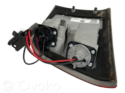 Aizmugurējais lukturis pārsegā