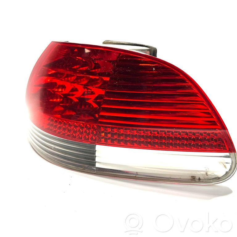 Aizmugurējais lukturis virsbūvē