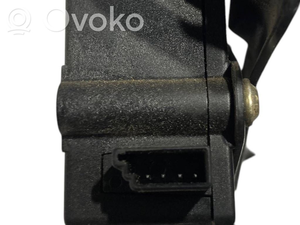 Aizmugurējā pārsega slēdzene