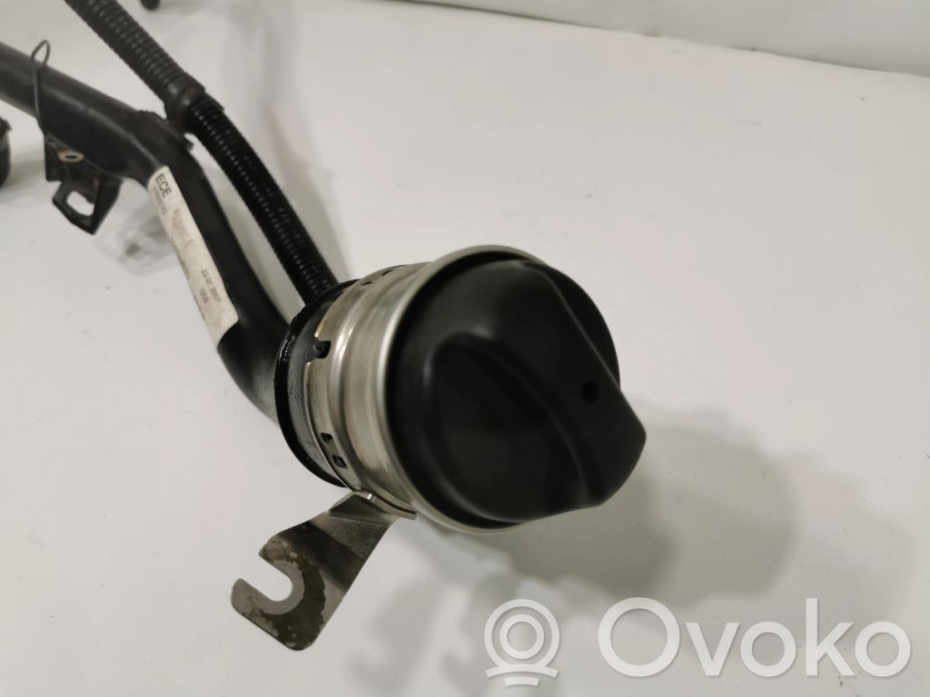 Degvielas tvertnes uzpildes caurule