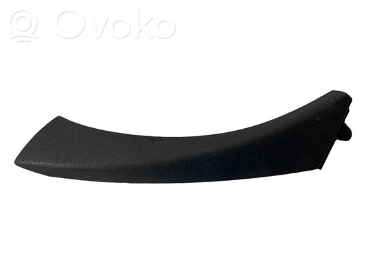 Closing handle / decorative trim