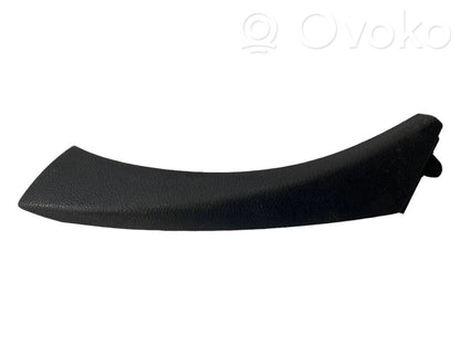 Closing handle / decorative trim