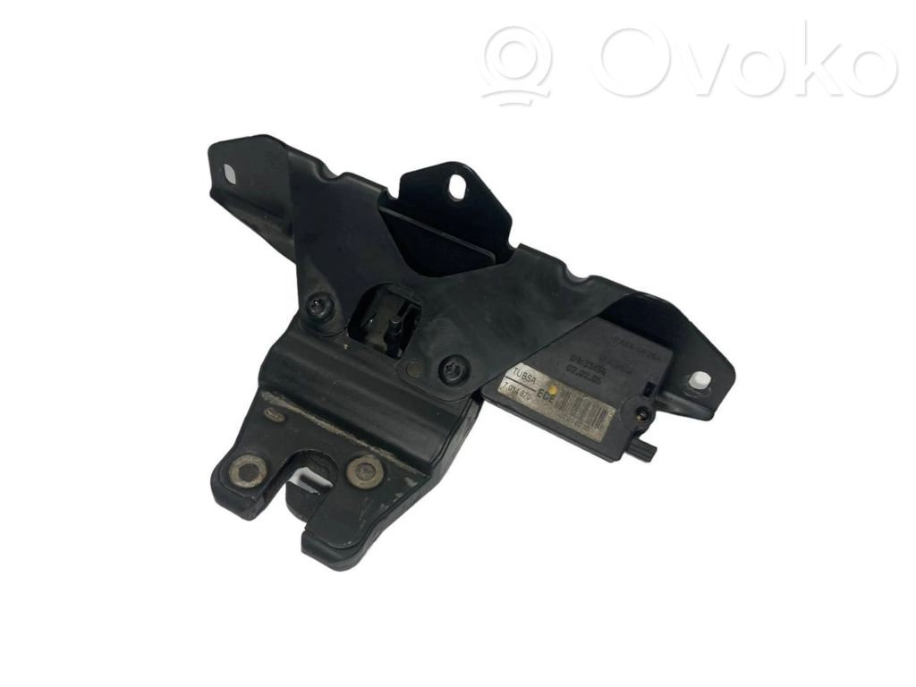 Aizmugurējā pārsega slēdzene