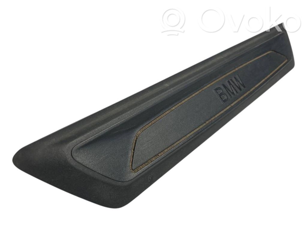 Priekšējā sliekšņa dekoratīvā apdare (iekšējā)