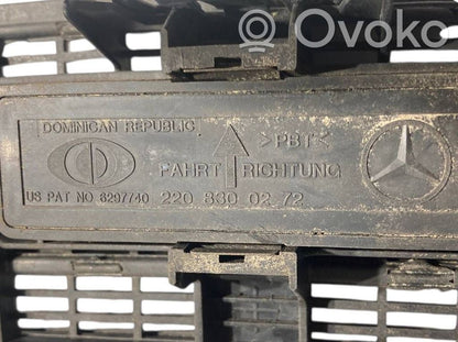 Dzinēja pārsega dekoratīvais režģis