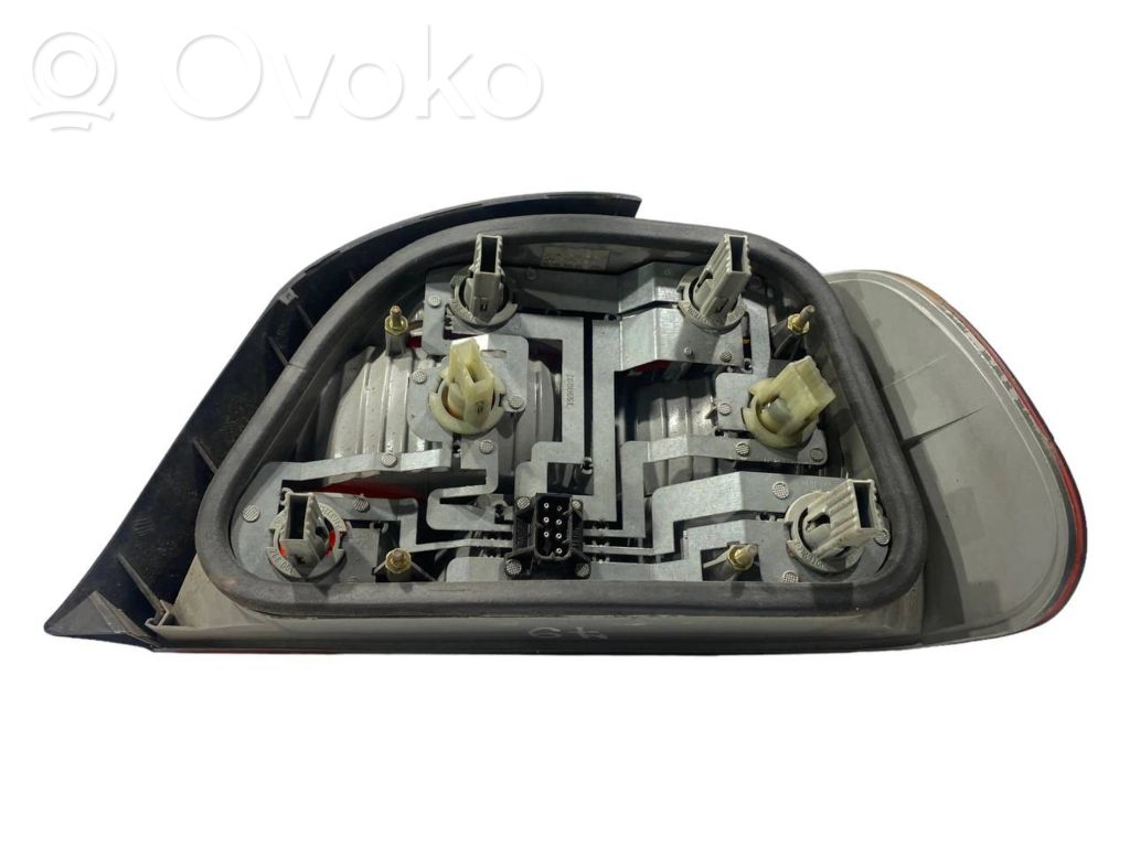 Задний фонарь в кузове