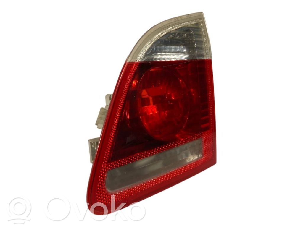 Aizmugurējais lukturis pārsegā