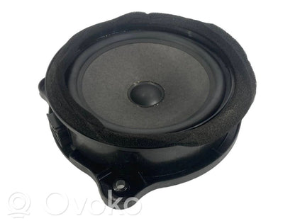 Динамик(и) в передней двери