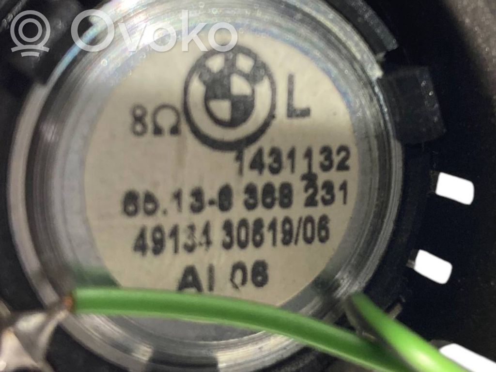 Augsto frekvenču skaļrunis (-i) priekšējās durvīs