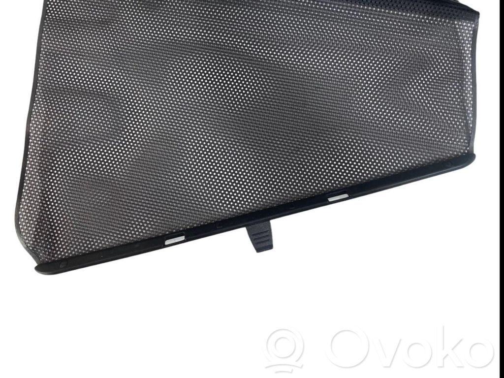 Aizmugurē logu aizkars