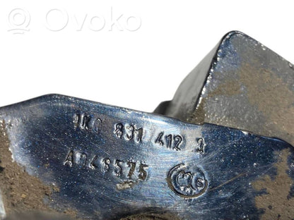 Aizmugurē apakšējā vira (eņģe)