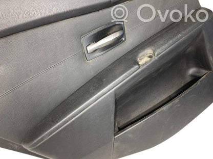 Apšuvums aizmugurējām durvīm