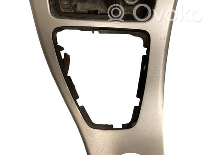 Ātrumu pārslēgšanas sviras dekoratīvā apdare (plastmasas)