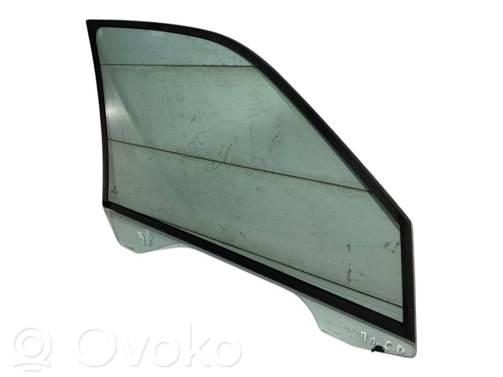 priekšējo durvju stikls (četrdurvju mašīnai)