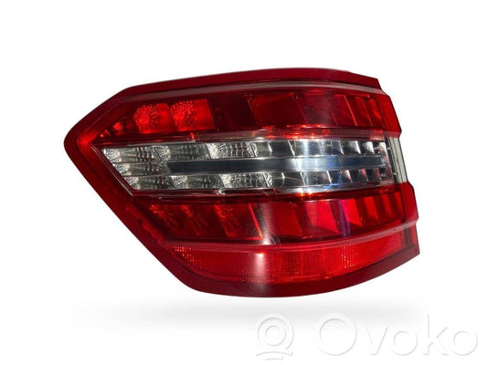 Aizmugurējais lukturis virsbūvē