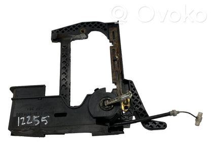 Priekšpusē turētājs / kronšteins ārējam atvēršanas rokturim