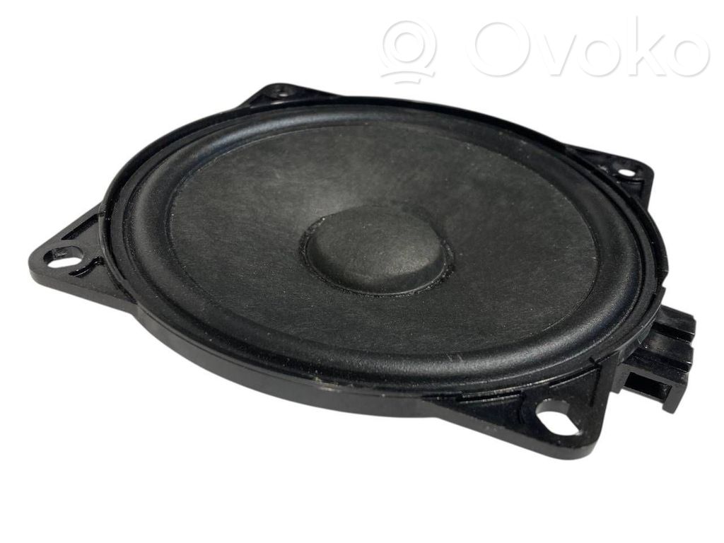 Skaļrunis (-i) priekšējās durvīs