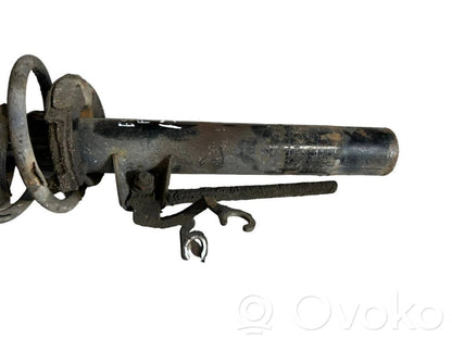 Priekšpusē amortizators ar atsperi