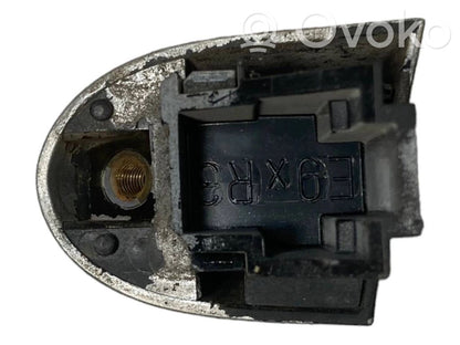 Aizmugurē durvju roktura vāciņš