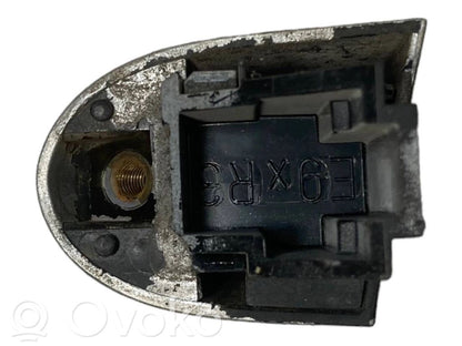 Aizmugurē durvju roktura vāciņš