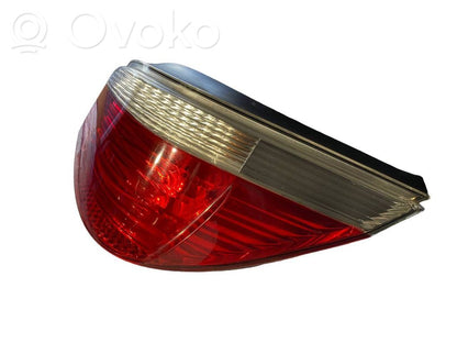 Aizmugurējais lukturis virsbūvē