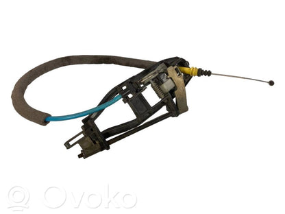 Priekšpusē turētājs / kronšteins ārējam atvēršanas rokturim