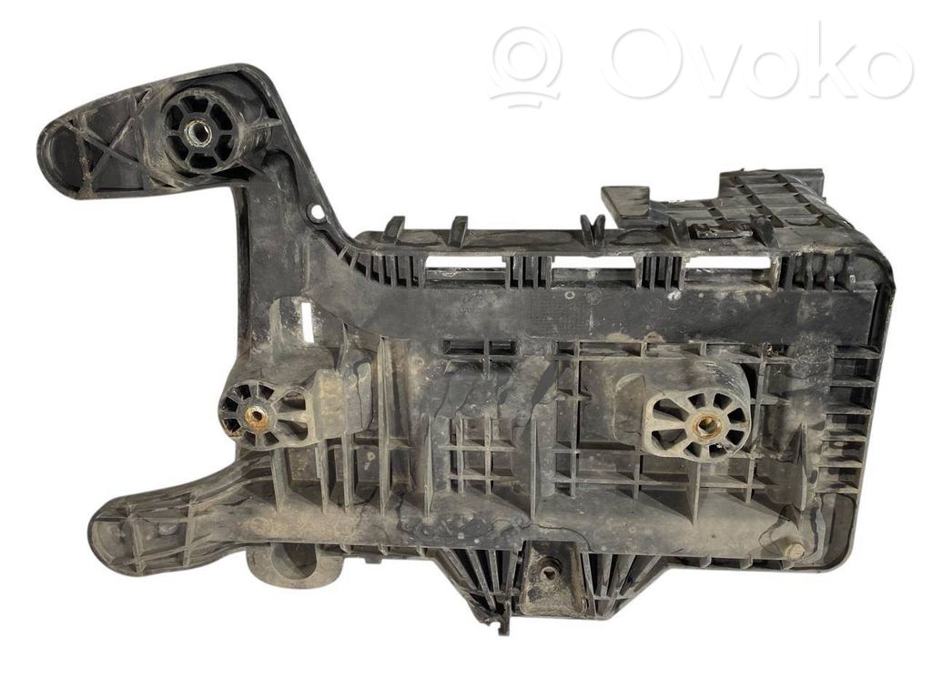 Akumulatora nostiprināšanas pamatne